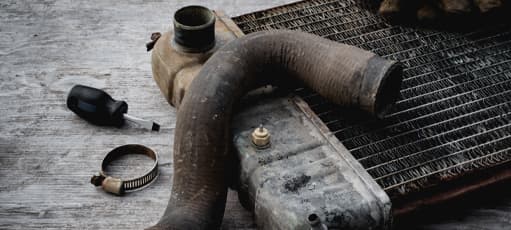 Colliers bon marché : jusqu’à 5× plus de coûts cachés (fuites, arrêts, réclamations).